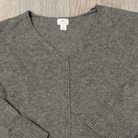 LIKE NEW! Women's Auden Gray V-Neck Sweater - XS - Picture 2 of 12